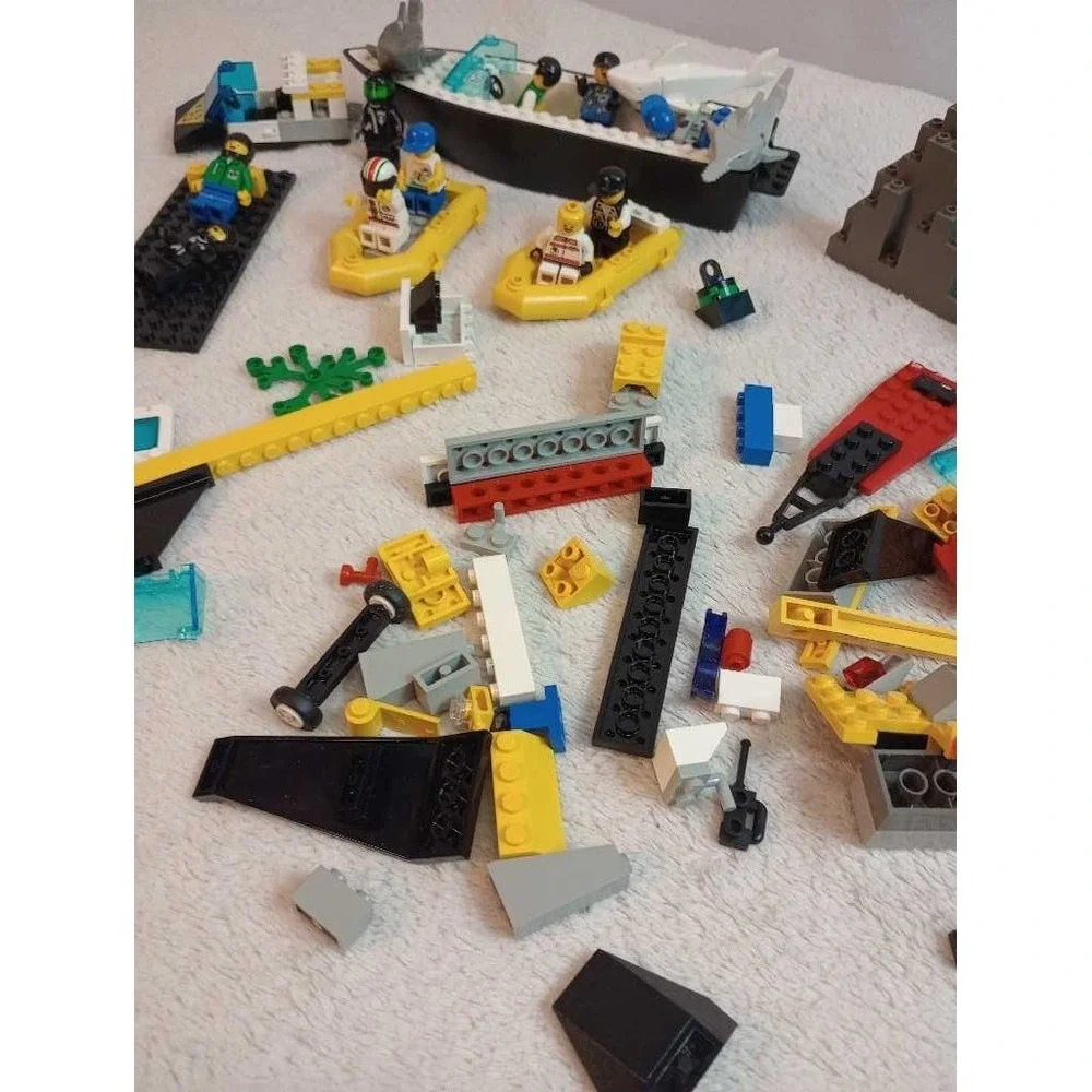 LEGO City Police Boat Shark Rescue Minifigure‎ Vehicles Set